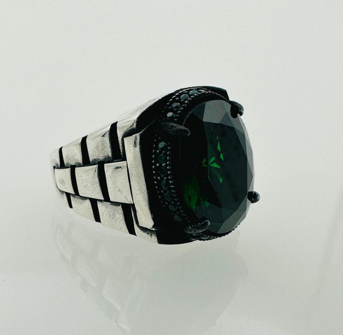 Elegant Emerald Men's Ring - TryAladdin